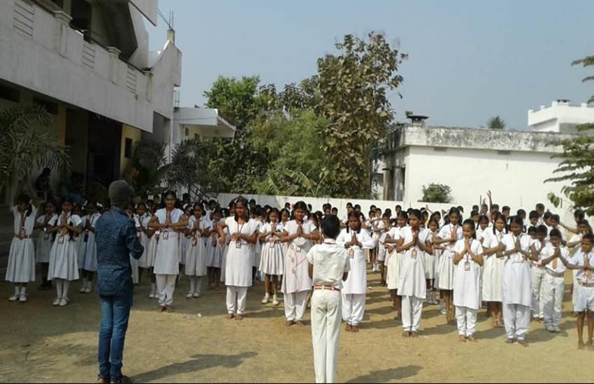 अपने नेता को मंत्री पद न मिलने से नाराज कांग्रेसी कार्यकर्ताओं का प्रदर्शन। फोटो- ANI