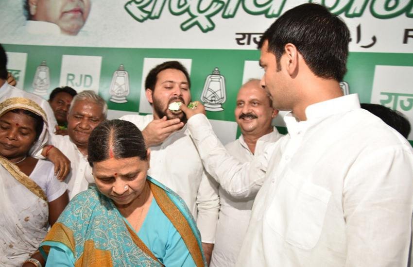 छोटे भाई तेजस्‍वी को केक खिलाते तेज प्रताप यादव। (फोटो सोर्स: एएनआई)