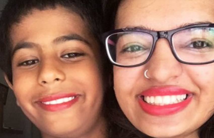 अपने लिपस्टिक वाले फोटो पर ट्रोल किए जाने पर बच्चा दुखी हो गया था। वह मां के सामने चेहरा दिखाने से भी शर्मा रहा था। (फोटोः टि्वटर) अपने लिपस्टिक वाले फोटो पर ट्रोल किए जाने पर बच्चा दुखी हो गया था। वह मां के सामने चेहरा दिखाने से भी शर्मा रहा था। (फोटोः टि्वटर)