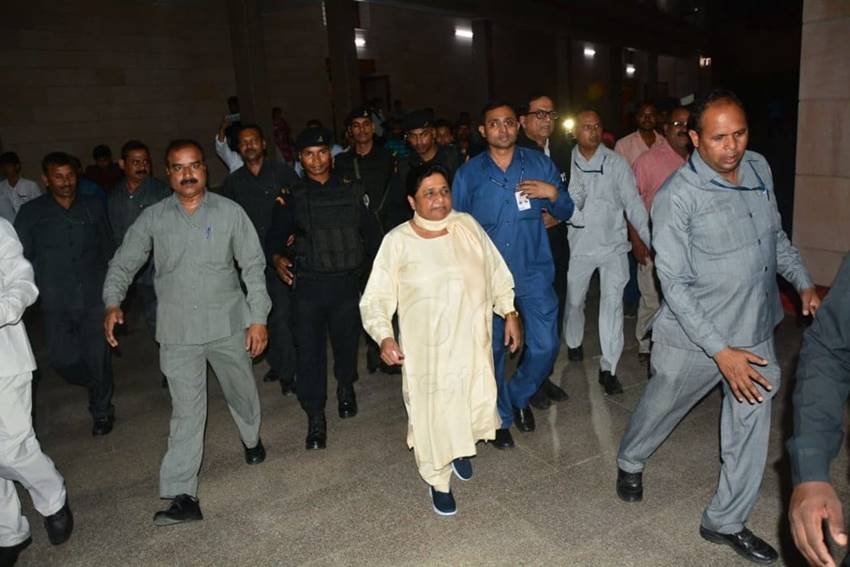 पूर्व मुख्ययमंत्रियों के सरकारी आवास छोड़ने के सुप्रीम कोर्ट के आदेश के बाद उत्तर प्रदेश की पूर्व मुख्यमंत्री और बहुजन समाज पार्टी की मुखिया मायावती ने अपना सरकारी बंगला खाली कर दिया है। उन्होंने स्पीड पोस्ट के जरिए बंगले की चाभी राज्य संपत्ति विभाग को भिजवा दी। मायावती से पहले सपा अध्यक्ष अखिलेश यादव और सपा संस्थापक मुलायम सिंह यादव भी अपने-अपने सरकारी आवास छोड़ चुके हैं। मायावती आज अपने सरकारी आवास के अपोजिट अपने नए आवास में शिफ्ट हो गई हैं।