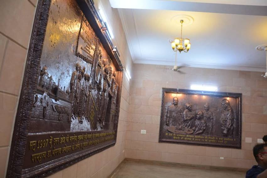 मायवती के नए बंगले की साज-सज्जा पर पानी की तरह पैसा बहाया गया है। कमरे के अंदर का दृश्य किसी महल से कम नहीं।