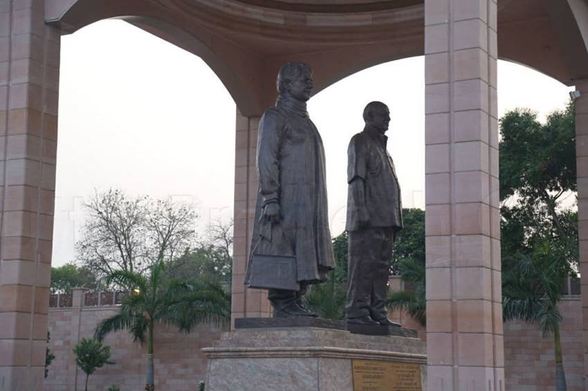 अपने आपको दलित नेता बताने वाली मायावती इस बंगले के लिए तकरीबन 51 हजार रुपए का टैक्स भरती हैं।