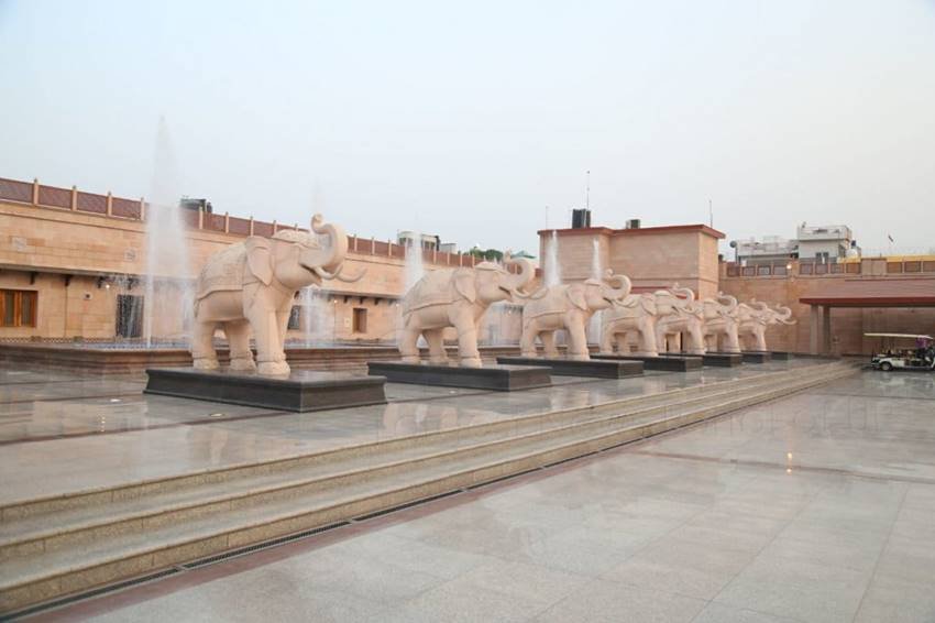 मायावती का नया आलीशान बंगला 9, मॉल एवेन्यू में स्थित है। इस बंगले की कीमत तकरीबन 35 करोड़ तक बताई जाती है।