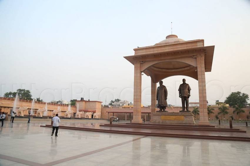 बता दें कि इससे पहले सुप्रीम कोर्ट के आदेश के बाद गुरुवार को मायावती ने अपने सरकारी बंगले की चाभी राज्यसंपत्ति आयोग को स्पीड पोस्ट के जरिए वापस कर दिया था।