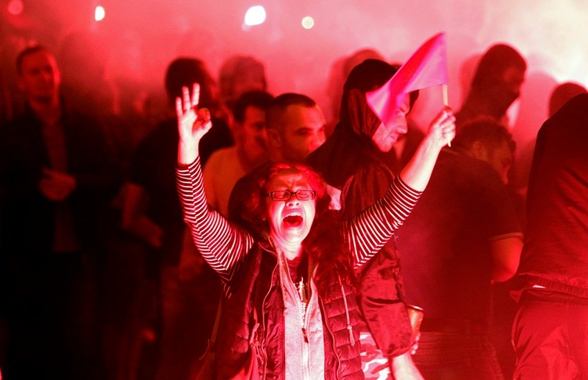 बुधवार (13 जून, 2018) को रिपब्लिक आॅफ मेसेडोनिया का आधिकारिक नाम बदलने पर मेसेडोनिया के स्कोपजे शहर में संसद भवन के बाहर प्रदर्शन करती महिला प्रदर्शनकारी। फोटो- एपी