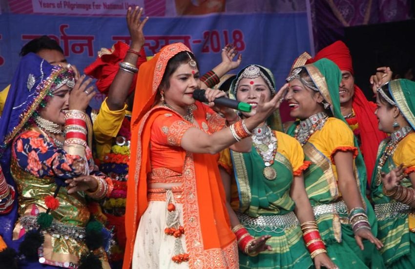 मशहूर लोक गायिका मालिनी अवस्थी ने देश में आपातकाल लागू होने की 43वीं बरसी पर याद करते हुए कहा है कि भले ही इमरजेंसी 21 महीनों के लिए ही लगी हो लेकिन इसका असर बरसों तक रहा है। (फोटो-ट्विटर)