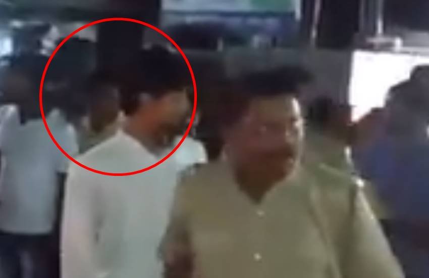 सूचना पर आई पुलिस मौलवी को थाने लेकर जाती हुई। (फोटोः टि्वटर)
