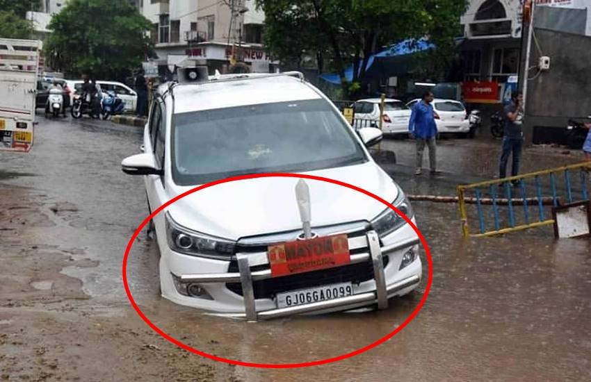 वडोदरा में सोमवार को महापौर की गाड़ी जलभराव के बीच गड्ढे में फंस गई थी। (फोटोः ANI)