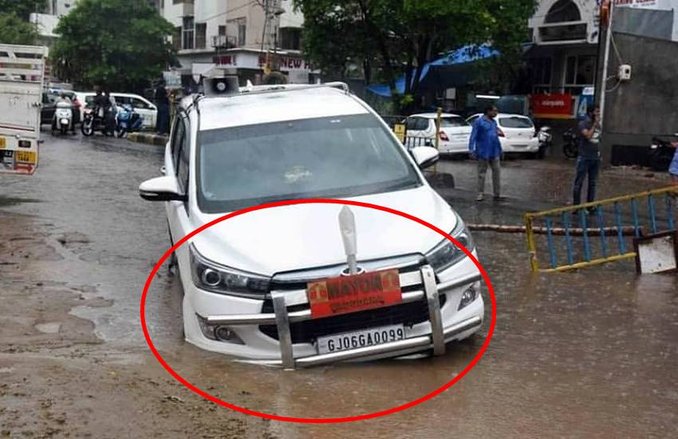 सड़क के गड्ढे में फंसी वडोदरा मेयर की कार, लोग ले रहे मजे