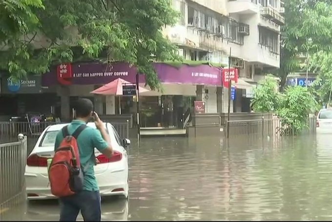 मुंबई के सायन इलाके में भी सड़कों पर पानी भर गया है। लोगों को सड़कों में चलने में भी काफी दिक्कत हो रही है। (फोटो सोर्स- एएनआई ट्विटर)