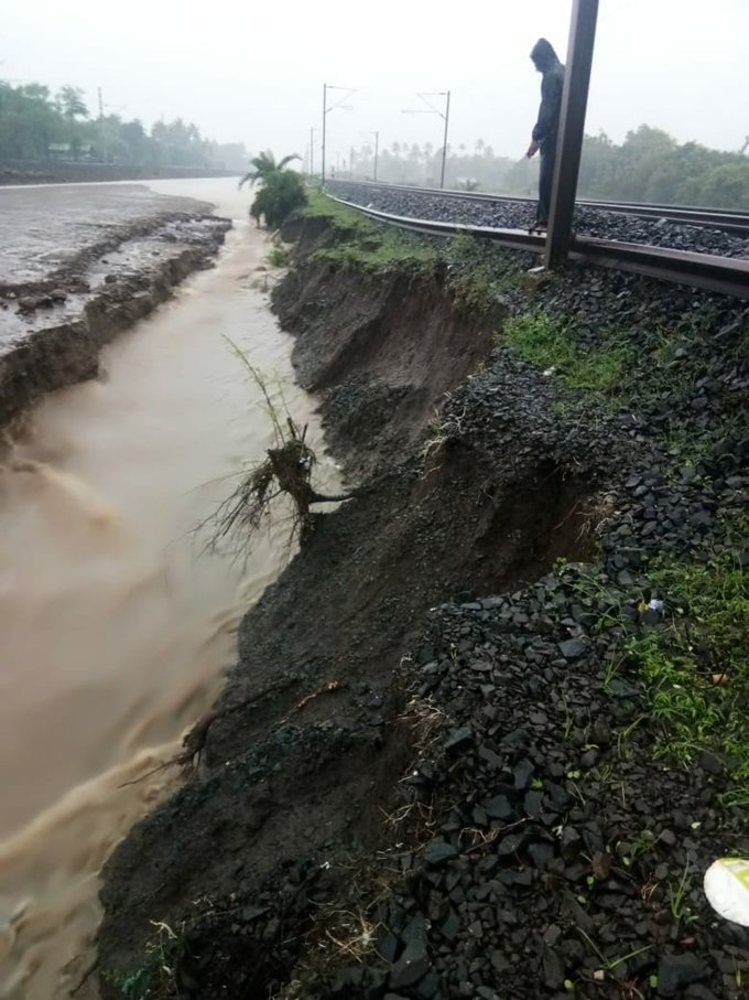 यह तस्वीर गुजरात के रेलवे ट्रैक की है। यहां हो रही तेज बारिश के कारण भिलाड़ और संजान के बीच रेल यात्रा काफी प्रभावित हुई है। (फोटो सोर्स- एएनआई ट्विटर)