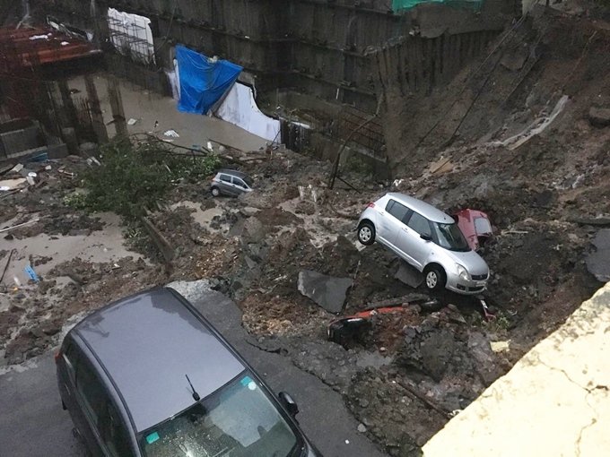 एंटॉप हिलके लॉर्डस एस्टेट में एक निर्माणाधीन बिल्डिंग की दीवार का एक हिस्सा गिर जाने से कई निवासी फंस गए और पास के सोसाइटी परिसर में खड़ी दर्जनभर निजी कारों को भी नुकसान पहुंचा। (फोटो सोर्स- एएनआई ट्विटर)