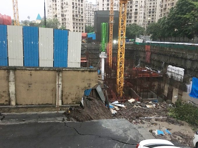 बिल्डिंग गिरने के बाद मुंबई फायर ब्रिगेड, एनडीआरएफ और अन्य आपातकालीन सेवाओं ने राहत-बचाव कार्य शुरू किए हैं। किसी के हताहत होने की खबर नहीं है। (फोटो सोर्स- एएनआई ट्विटर)