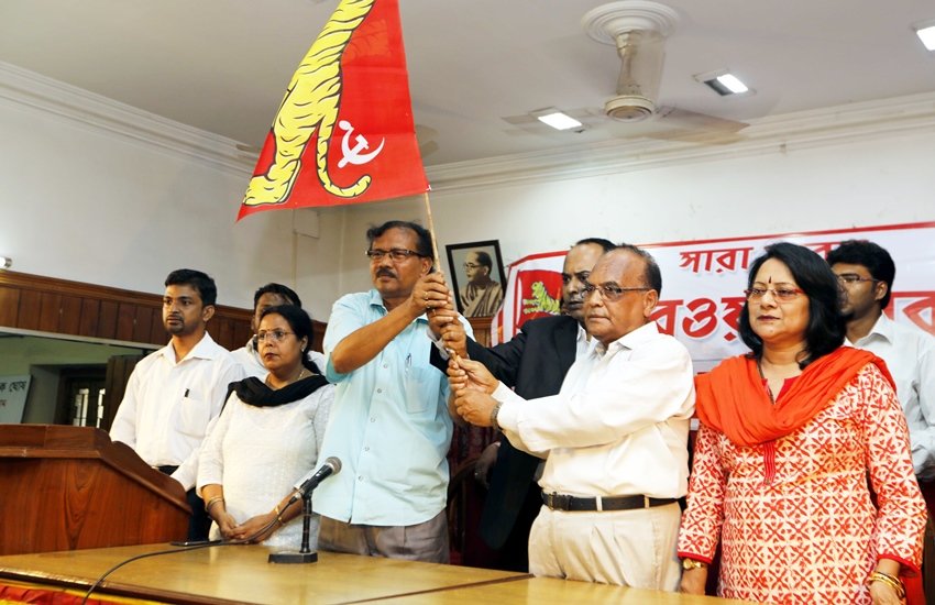 बाईं तरफ फारवर्ड ब्लॉक के स्टेट सेक्रेटरी नरेन चटर्जी और दाईं तरफ वकील अशोक बनर्जी फारवर्ड ब्लॉक का झंडा पकड़े हुए। (एक्सप्रेस आर्काइव फोटो)