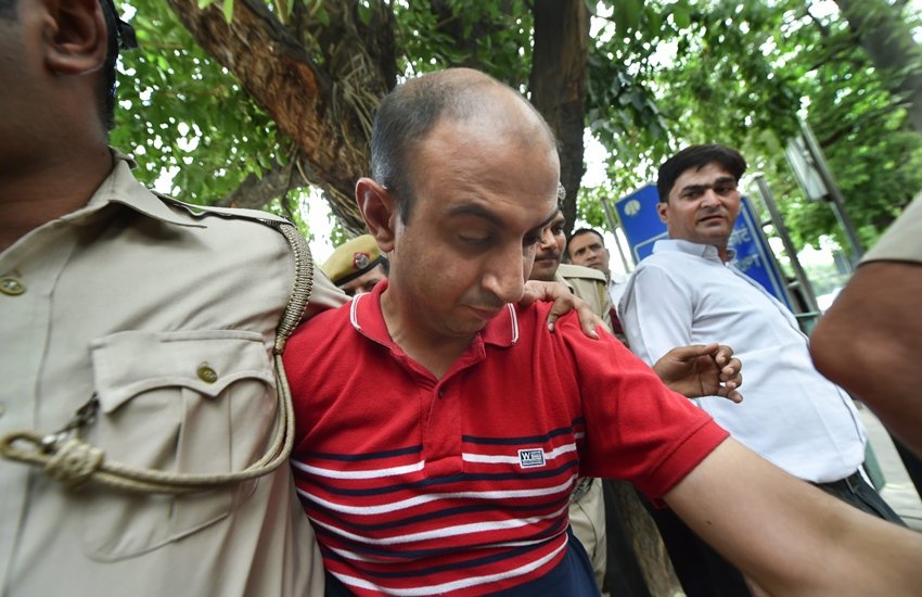 आरोपी मेजर निखिल राय हांडा को दिल्ली कोर्ट ले जाती हुई पुलिस (पीटीआई फोटो)