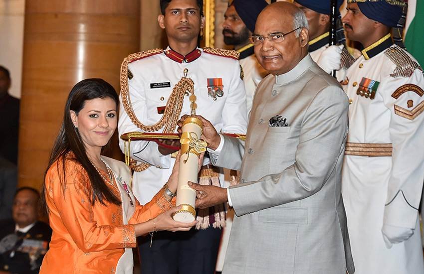 राष्‍ट्रपति के हाथों पदम श्री ग्रहण करती नाैफ मरवाई। फोटो- Twitter