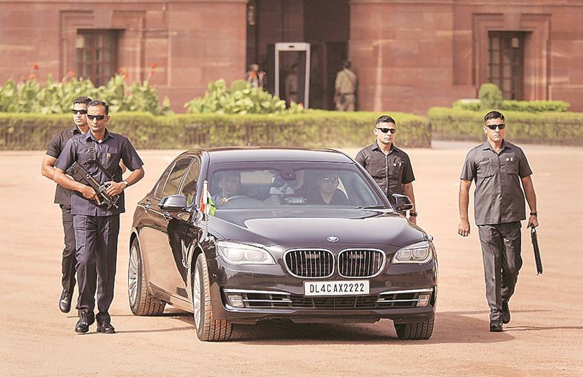 गृह मंत्रालय ने अपने परिपत्र में मोदी को अज्ञात खतरे का हवाला देते हुए कहा है कि किसी को भी यहां तक कि मंत्रियों और अधिकारियों को भी उनकी विशेष सुरक्षा घेरे की इजाजत के बगैर उनके करीब पहुंचने की अनुमति नहीं होगी।