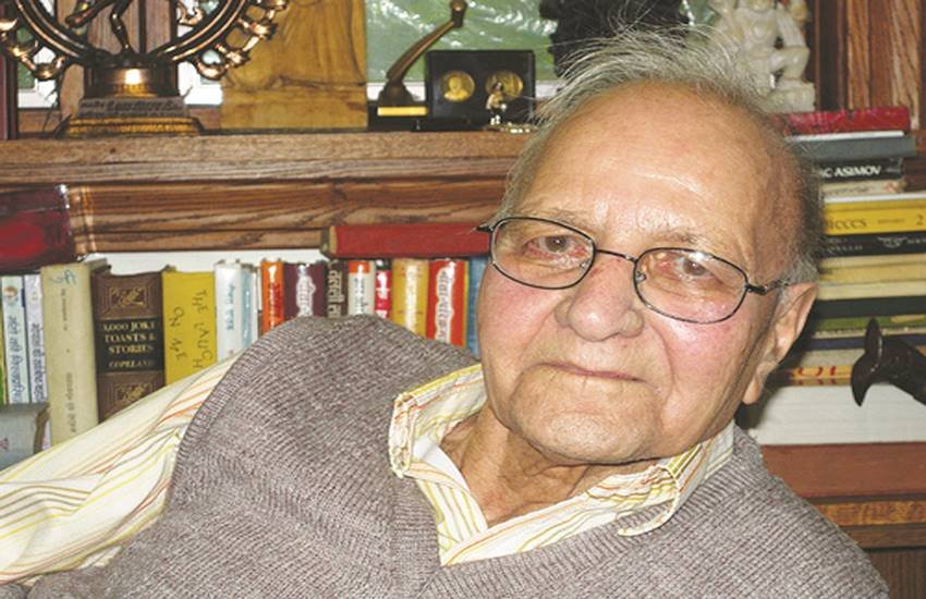 गुलाब जी के पहले गजल-संग्रह ‘सौ गुलाब खिले’ की देवनागरी में लिखी एक सौ नौ गजलें उर्दू प्रकृति की गजलें नहीं हैं।