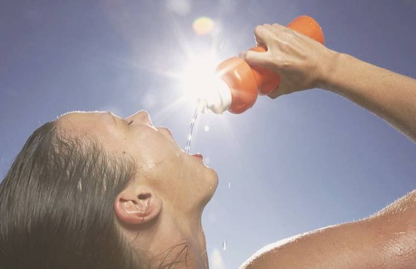 पानी कई बीमारियों का इलाज है। लू से बचने के लिए दिन में बार-बार पानी पिएं। 