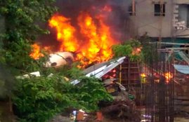chartered plane crash, mumbai plane crash, ghatkopar plane crash, mumbai latest news, chartered plane crashes in Mumbai, plane crash, chartered plane crashes in ghatkopar, plane crashes in Ghatkopar, Mumbai plane crash, Ghatkopar, Mumbai , Mumbai Fire brigade , plane crash news, 5 person dead, Hindi news, Mumbai news, News in Hindi, Jansatta