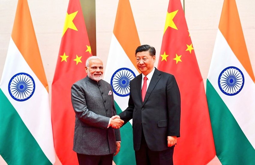 प्रधानमंत्री नरेंद्र मोदी ने चीन के राष्ट्रपति शी जिनपिंग से मुलाकात की। (फोटो सोर्स- ट्विटर/@MEAIndia)