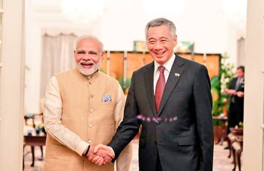 सिंगापुर के पीएम से हाथ मिलाते हुए नरेंद्र मोदी। (फोटोः टि्वटर)
  सिंगापुर के पीएम से हाथ मिलाते हुए नरेंद्र मोदी। (फोटोः टि्वटर)