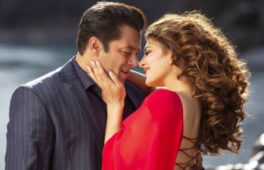 Race 3 Box Office Collection Latest Update: फिल्म मेट्रो शहरों में थोड़ी कमजोर पड़ी है, मगर सिंगल स्क्रीन्स पर इसका दबदबा कायम है। Race 3 Box Office Collection Latest Update: फिल्म मेट्रो शहरों में थोड़ी कमजोर पड़ी है, मगर सिंगल स्क्रीन्स पर इसका दबदबा कायम है।