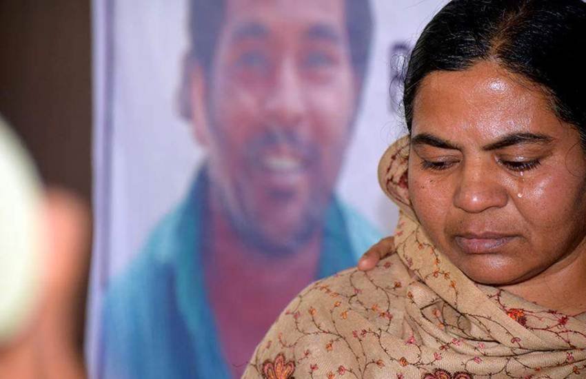 आत्‍महत्‍या करने वाले छात्र रोहित वेमुला की मां (FILE)
