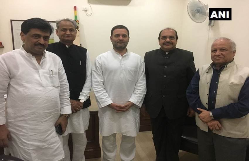 कांग्रेस अध्यक्ष राहुल गांधी और मुंबई में लगे उनके पोस्टर्स (फोटो सोर्स- पीटीआई/ट्विटर/@sardanarohit)