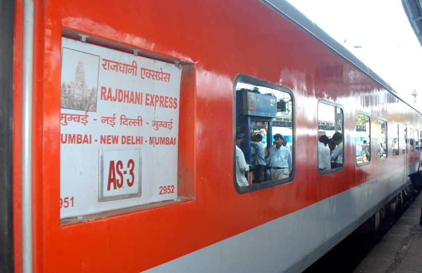 मुंबई से नई दिल्‍ली जाने वाली राजधानी एक्‍सप्रेस का एक कोच। (Photo: Express Archive)