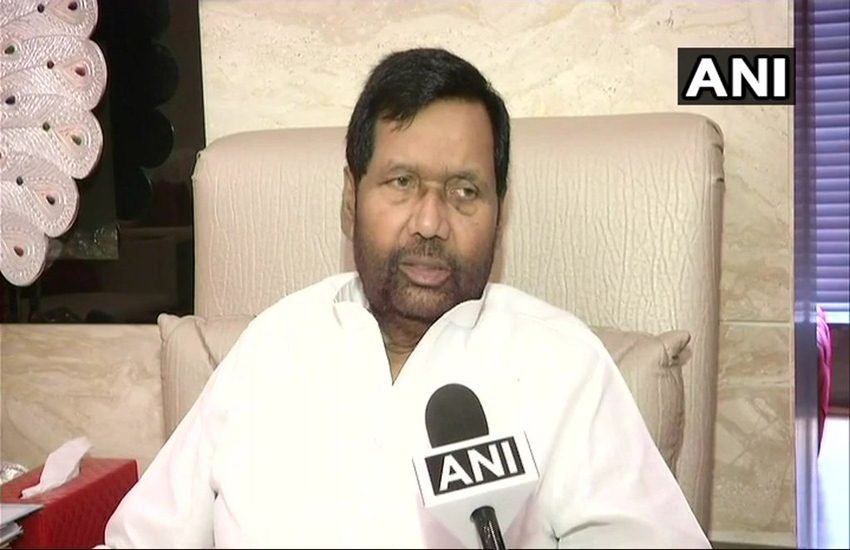 लोक जनशक्ति पार्टी के प्रमुख और केंद्रीय खाद्य एवं नागरिक आपूर्ति मंत्री राम विलास पासवान ने भाजपा अध्यक्ष अमित शाह से मुलाकात कर दलितों के खिलाफ अत्याचार पर कानून के मूल प्रावधानों को बहाल करने के लिए तुरंत अध्यादेश लाने की मांग की।