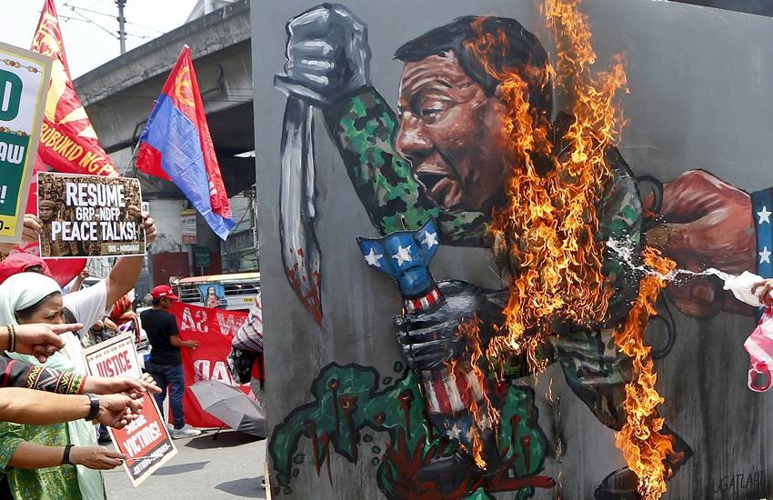 मनीला में राष्ट्रपति रोड्रिगो दुतेर्ते का पुतला फूंकते प्रदर्शनकारी। (Photo: AP) मनीला में राष्ट्रपति रोड्रिगो दुतेर्ते का पुतला फूंकते प्रदर्शनकारी। (Photo: AP)