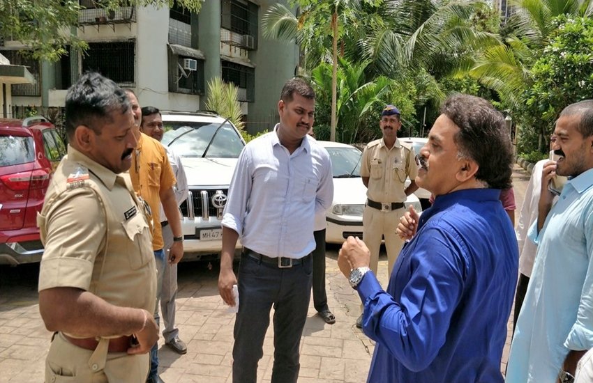 मुंबई कांग्रेस के अध्यक्ष संजय निरुपम के घर पर पुलिस तैनात है। (फोटो सोर्स- ट्विटर/@sanjaynirupam)
