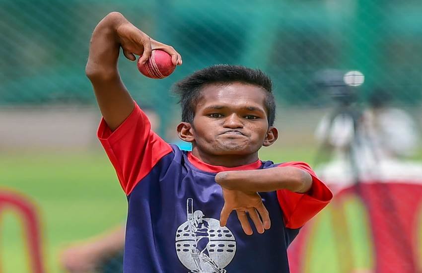 अफगान बल्लेबाजाेें के साथ बेंगलुरु में नेट प्रैक्टिस के दौरान भारतीय स्पिन गेंदबाज शंकर सज्जन। फोटो- पीटीआई अफगान बल्लेबाजाेें के साथ बेंगलुरु में नेट प्रैक्टिस के दौरान भारतीय स्पिन गेंदबाज शंकर सज्जन। फोटो- पीटीआई