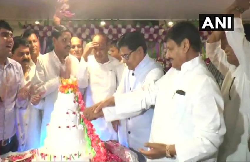 समाजवादी पार्टी के राष्‍ट्रीय महासचिव रामगोपाल यादव के 72वें जन्‍मदिन पर साथ में केक काटते शिवपाल सिंह यादव। फाइल फोटो- ANI