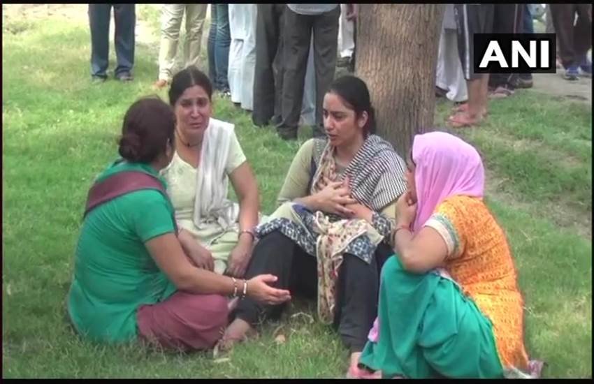 झगड़े में युवक की हत्‍या के बाद विलाप करते परिजन। फोटो- ANI 