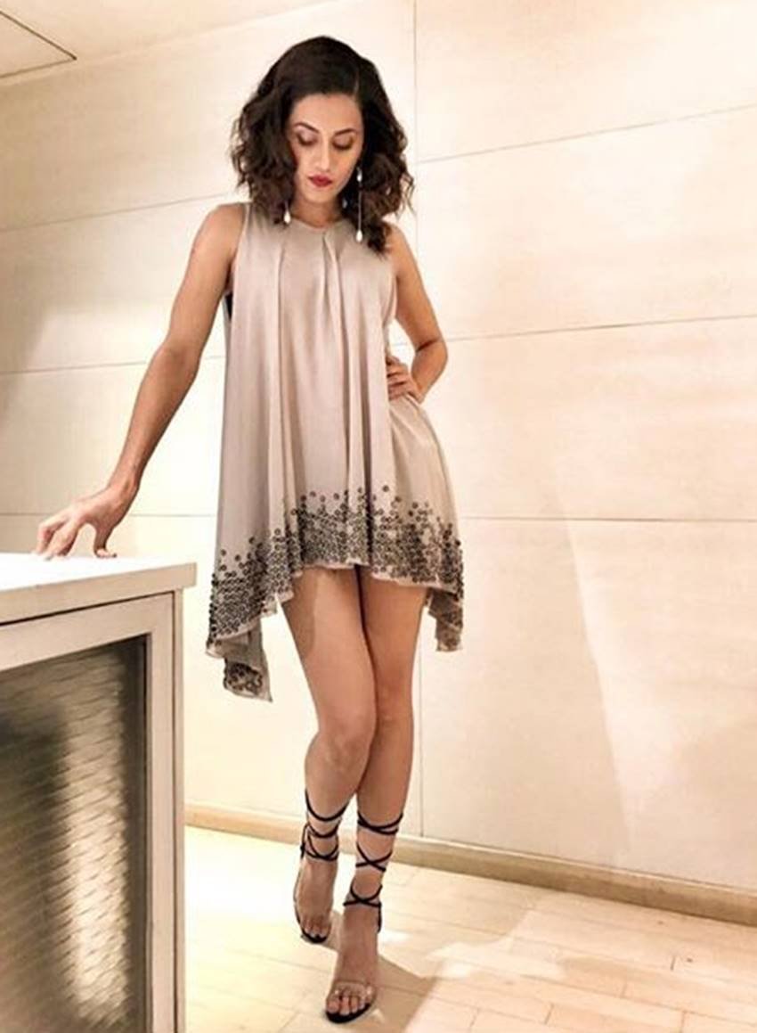 तापसी पन्नू बताती हैं कि वो चेहरे पर किसी भी तरह का फेस पैक नहीं लगाती हैं। उनके पास कोई फेस पैक या घरेलू नुस्खा नहीं है। उनका मानना है कि खूप पानी पीने और पर्याप्त नींद लेने से आपके चेहरे पर उसका असर दिखाई पड़ता है।