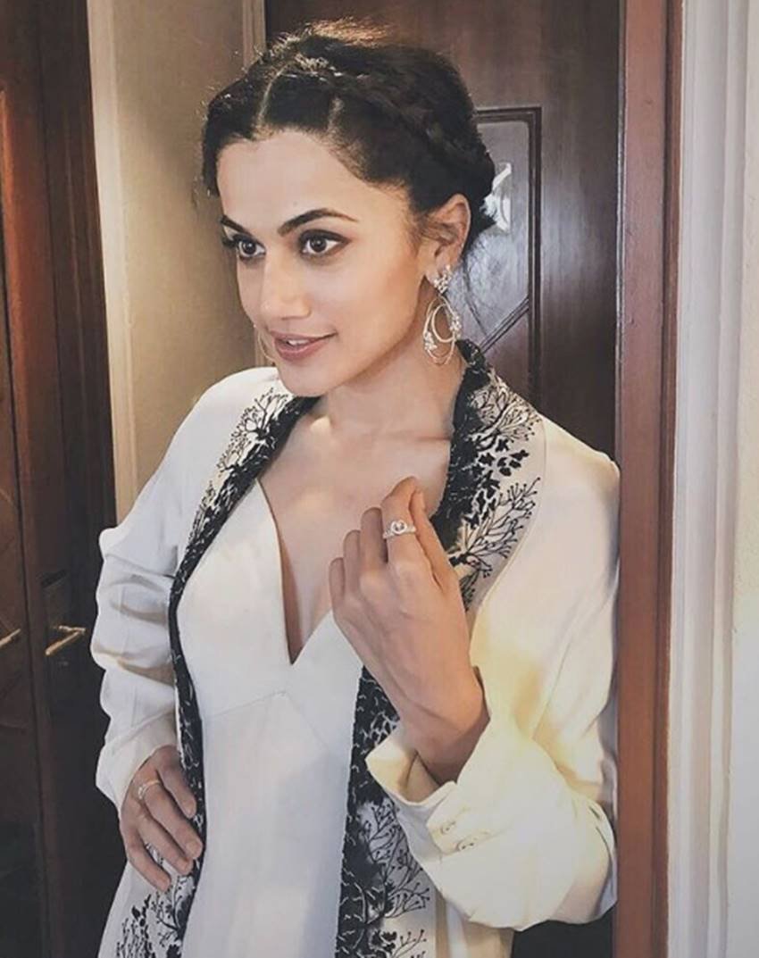 तापसी चेहरे के लिए फ्रूट्स के इस्तेमाल को बेहतर मानती हैं। उनका कहना है कि हेल्दी स्किन के लिए आपको ढेर सारे फ्रूट्स और खूब पानी का सेवन करना चाहिए। फ्रूट्स को आप चाहें तो खाएं या फिर उसे चेहरे पर लगाएं। दोनों ही तरीकों से स्किन की सेहत को लाभ ही पहुंचता है।