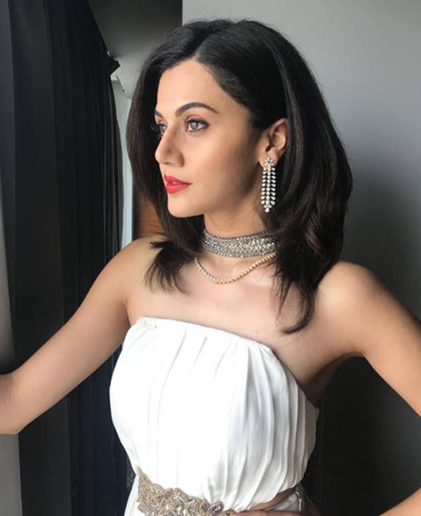 चेहरे के पोर्स बंद करने के लिए तापसी गुलाब जल के इस्तेमाल की सलाह देती हैं। उनका कहना है कि पोर्स को बंद करने के लिए लोग टोनर का इस्तेमाल करते हैं जो स्किन के लिए सही नहीं है। इसके लिए आप नेचुरल गुलाबजल लगा सकते हैं।