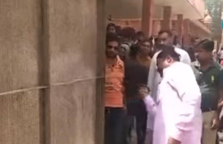 ताजमहल के अंदर हथौड़े से तोड़फोड़ करते हिंदूवादी संगठन के कार्यकर्ता। (फोटो सोर्स: वीडियो स्‍क्रीनशॉट) 