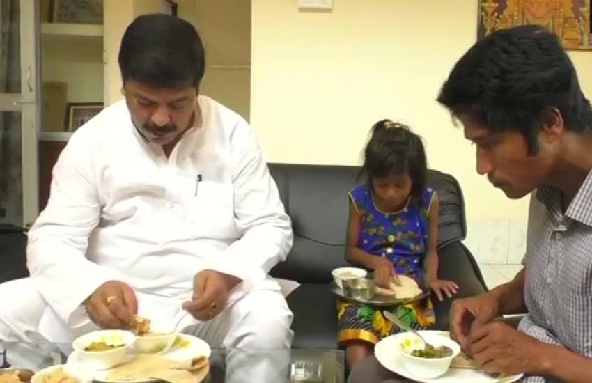 बहादुरी दिखा रेल हादसा टालने वाले पिता-पुत्री के साथ नाश्ता करते त्रिपुरा के कबीना मंत्री। (फोटोः ANI)