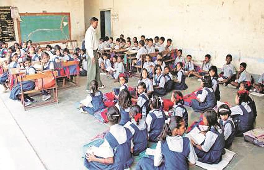 विद्यालयी शिक्षा मंत्री अरविन्द पांडेय ने कहा कि शिक्षा विभाग के कुछ अधिकारी राज्य सरकार की शिक्षा में सुधार की योजना को नाकाम बनाना चाहते हैं। 
