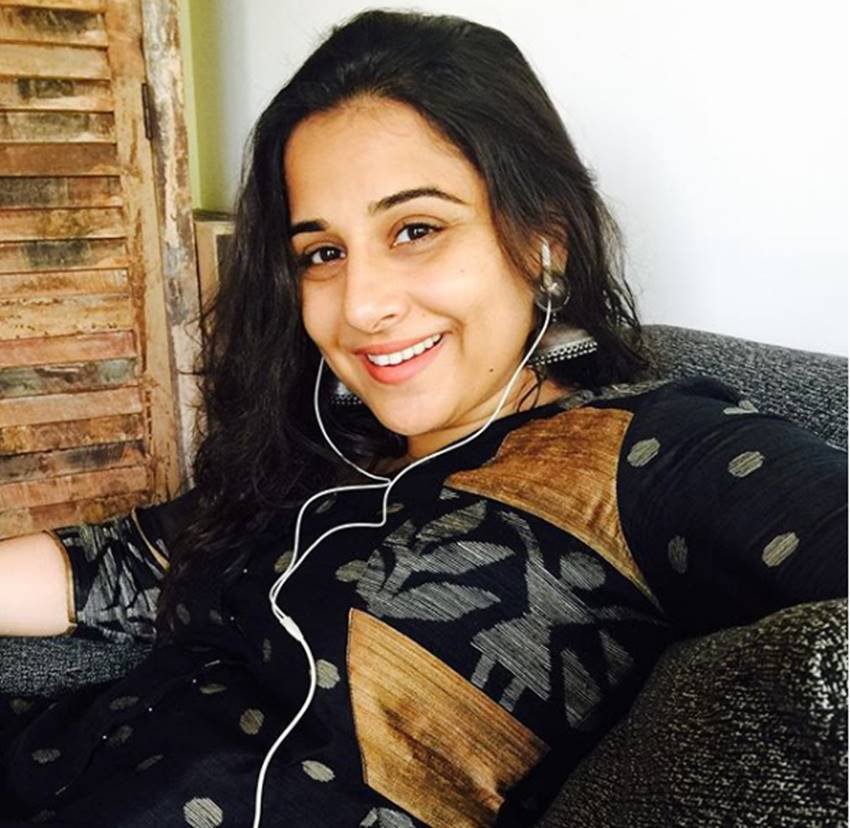 विद्या के चेहरे पर हमेशा मुस्कान देखा जा सकता है। यह भी उनके ब्यूटी प्लान का एक हिस्सा है। विद्या बालन का मानना है कि ज्यादा तनाव आपकी स्किन और बालों पर बुरा असर डालते हैं। ऐसे में स्ट्रेस से दूर रहने में ही भलाई है। इसके लिए वह हमेशा शांत रहने की कोशिश करती हैं और मुस्कुराती रहती हैं। वह दिन में खूब पानी पीती हैं और अपने व्यस्त शेड्यूल के बावजूद कम से कम 8 घंटे की नींद लेती हैं।