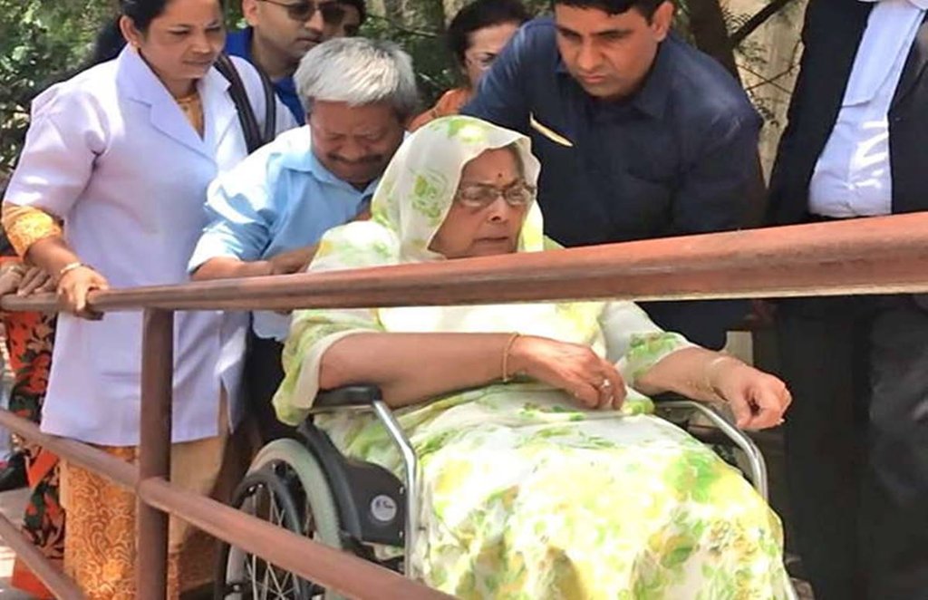 भोपाल कोर्ट से बाहर निकलते हुए स्‍व. अर्जुन सिंह की पत्‍नी राजमाता सरोज कुमारी। फोटो- फेसबुक 