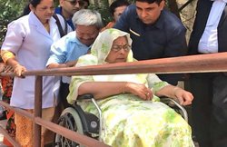 पूर्व सीएम अर्जुन सिंह की पत्नी की कोर्ट से गुहार- बेटों ने कर दिया बेघर, दिलवाएं अधिकार