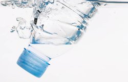 आमतौर पर बेकार नहीं होता पानी, फिर भी बोतलबंद पानी पर क्यों दी जाती है एक्सपायरी डेट