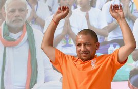 Yoga day, International yoga day, uttar pradesh cm Yogi Adityanath, Lucknow, Liverpool FC T-shirt Joke on yogi, Hindi news, News in Hindi, Jansatta