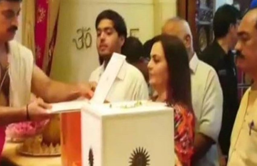 Nita Ambani Presents, Akash Ambani, Shokla Mehta, Engagement Invite At Siddhivinayak Temple, Ambani family, Akash-Shloka engagement, jansatta Nita Ambani Presents, Akash Ambani, Shokla Mehta, Engagement Invite At Siddhivinayak Temple, Ambani family, Akash-Shloka engagement, jansatta