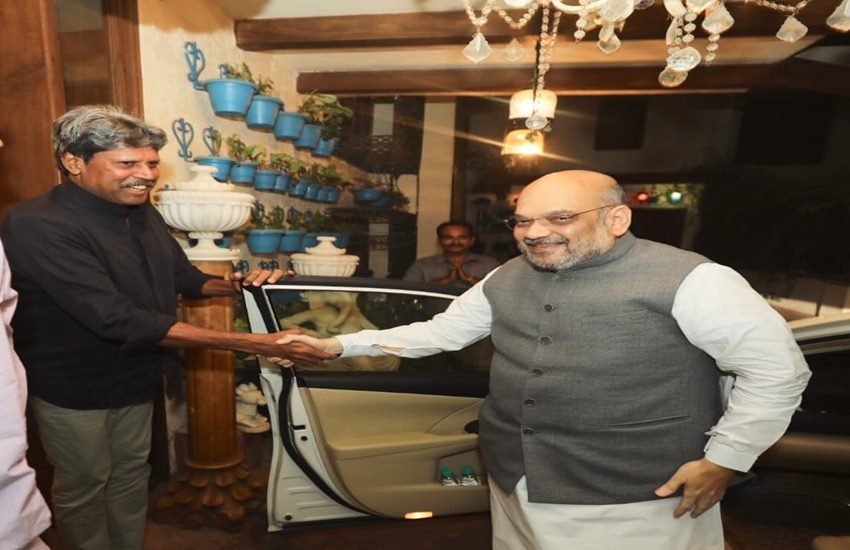 अमित शाह ने पूर्व कप्तान कपिल देव से उनके घर जाकर मुलाकात की और मोदी सरकार के चार सालों की उपलब्धियां उन्हें बताईं।(फोटो- ANI)