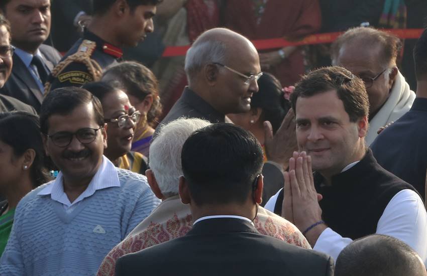 एक समारोह में आप संयोजक अरविंद केजरीवाल और कांग्रेस अध्यक्ष राहुल गांधी पीएम मोदी को अभिवादन करते हुए। (एक्सप्रेस फोटो)